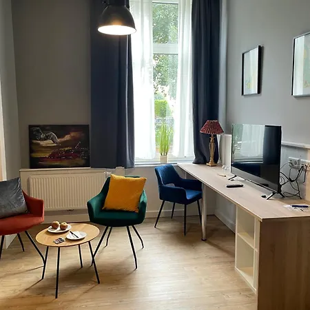 Alte Navigationsschule מלון